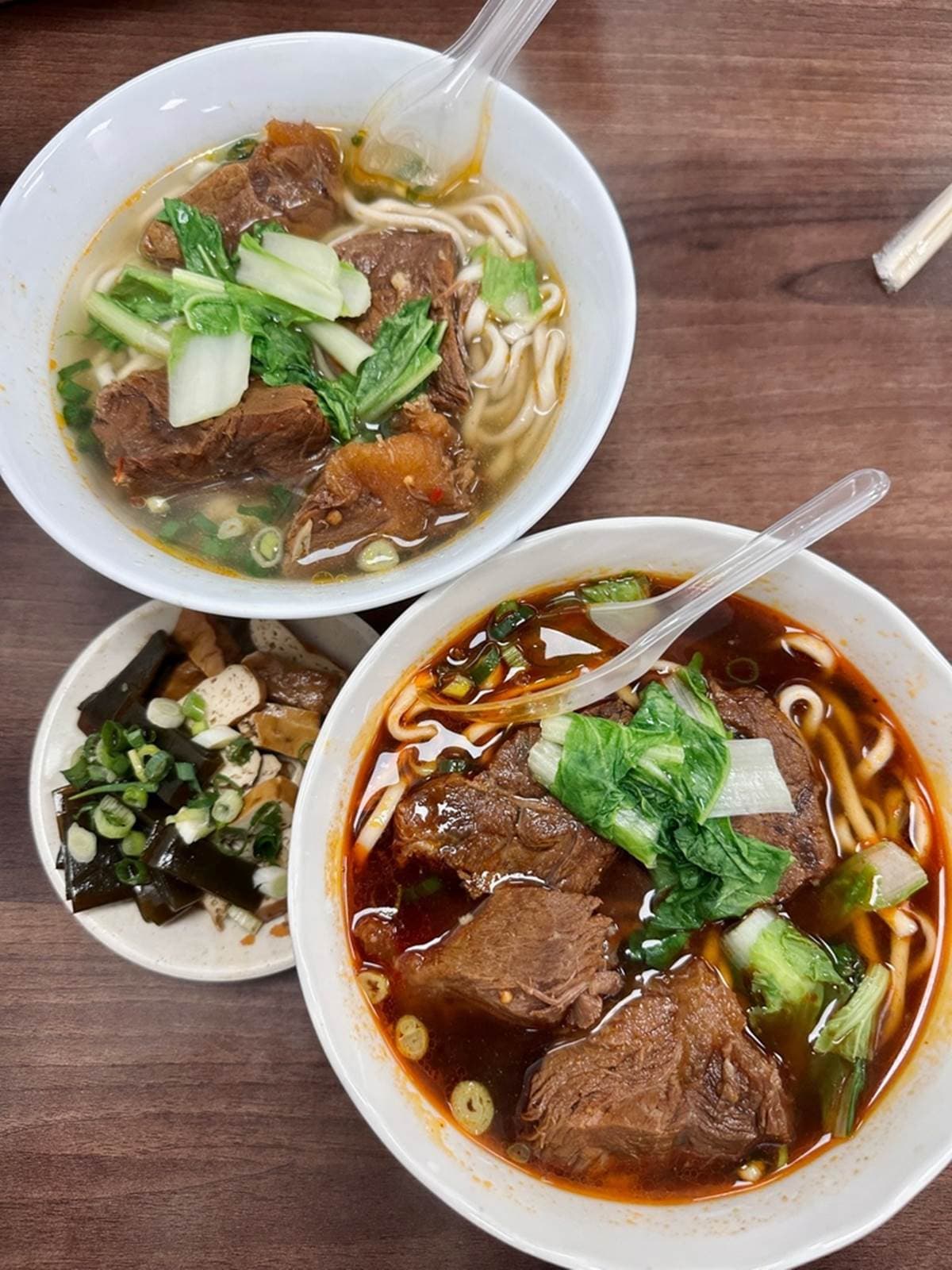 大碗滿滿２人才吃得完！台北「CP值爆表牛肉麵」藏信義區，內行小資才知道