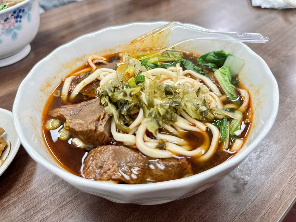 大碗滿滿２人才吃得完！台北「CP值爆表牛肉麵」藏信義區，內行小資才知道