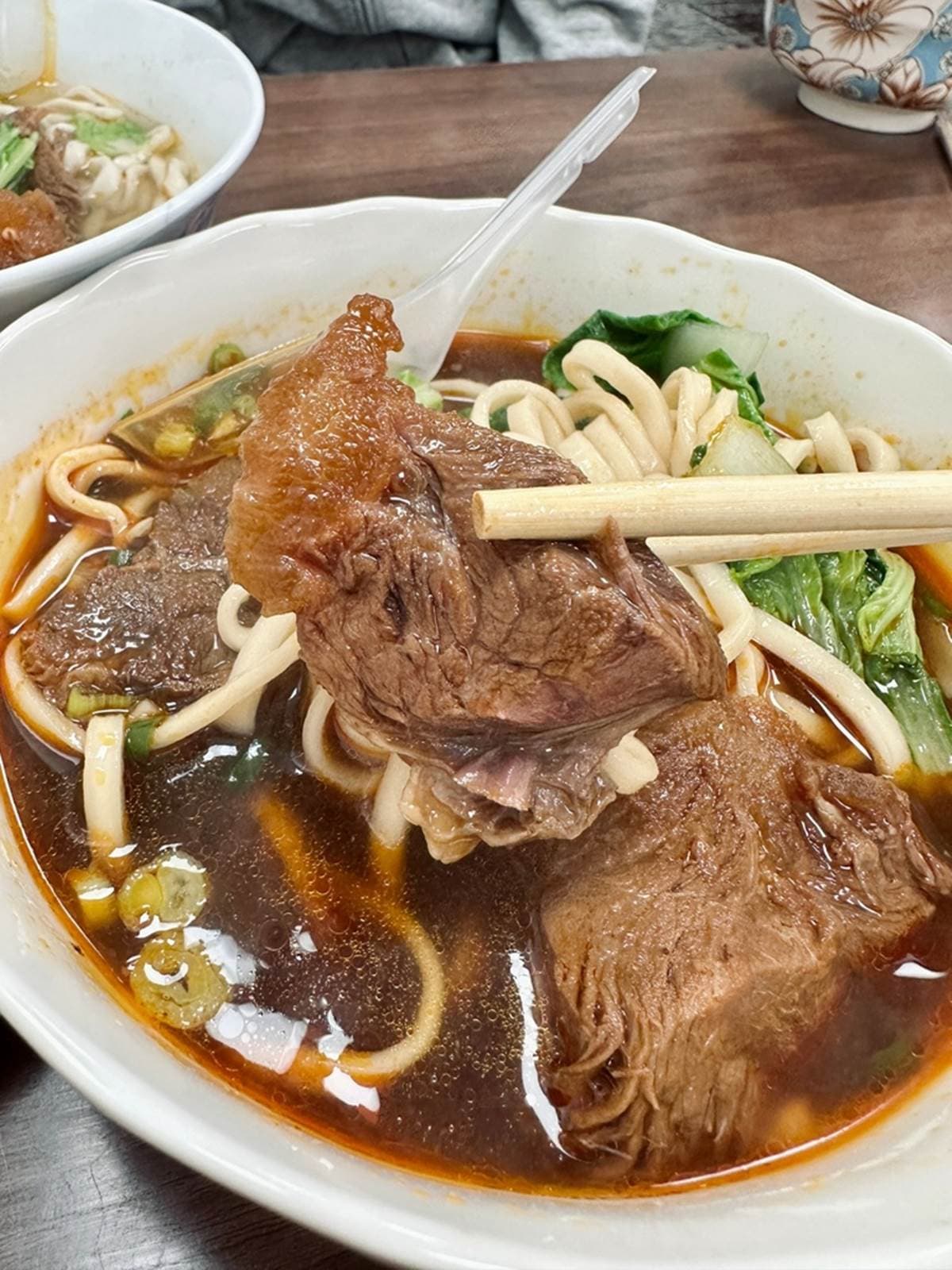 大碗滿滿２人才吃得完！台北「CP值爆表牛肉麵」藏信義區，內行小資才知道