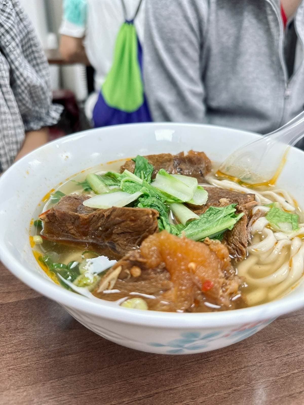 大碗滿滿２人才吃得完！台北「CP值爆表牛肉麵」藏信義區，內行小資才知道