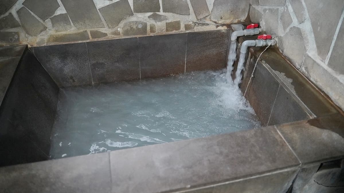 溫泉水量很大，水質呈乳白色，泡起來真的超舒服。（圖片來源：東蛙池塘）