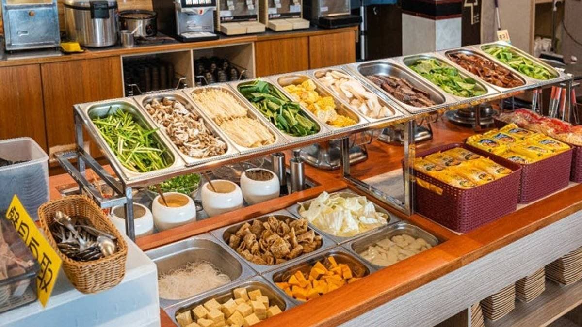 自助吧吃到飽提供多種新鮮時蔬、麵類、熟食炸物等。（圖片來源：虎麗笑嗨嗨）
