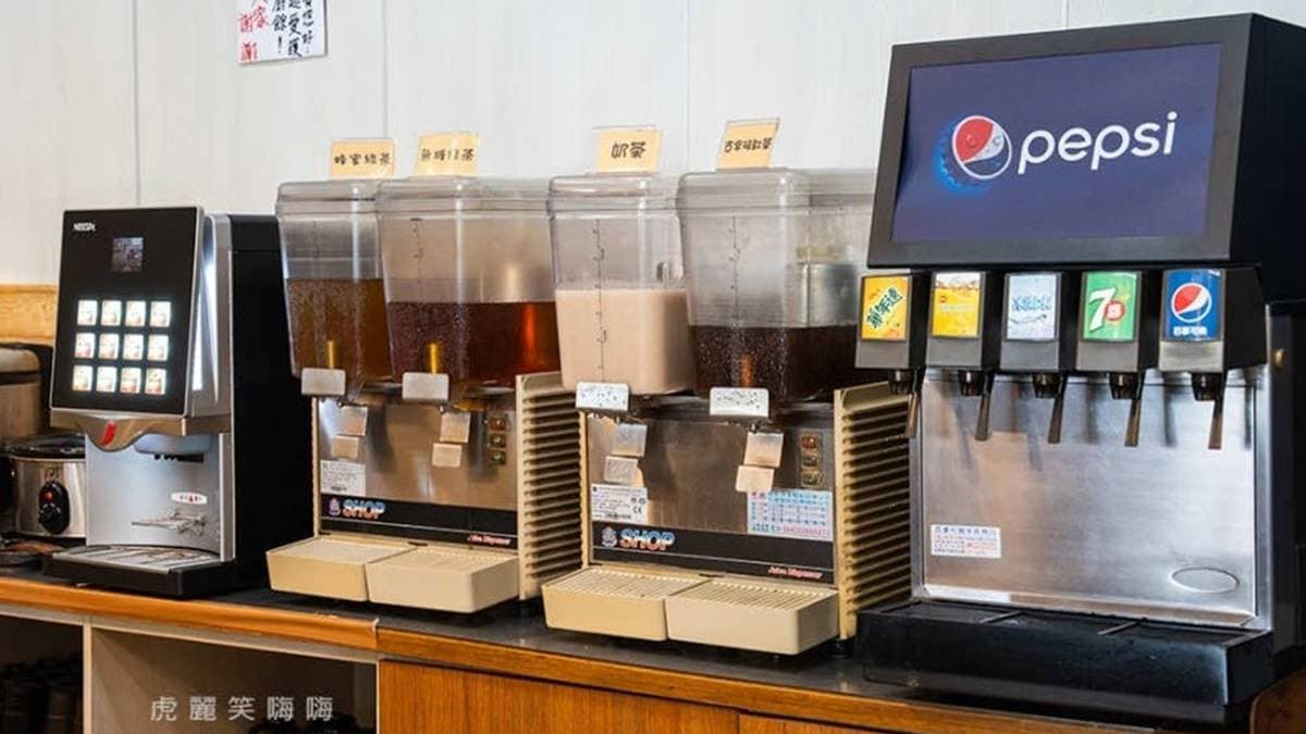 飲品區提供咖啡、奶茶、巧克力、綠茶、古早味紅茶、氣泡飲料可以暢飲。（圖片來源：虎麗笑嗨嗨）
