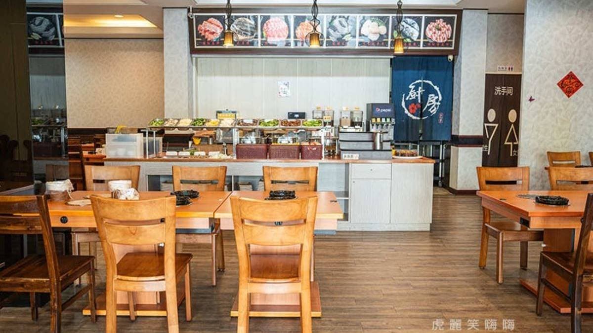 店內裝潢以木製桌椅為主調，樸實中帶有溫馨感。（圖片來源：虎麗笑嗨嗨）