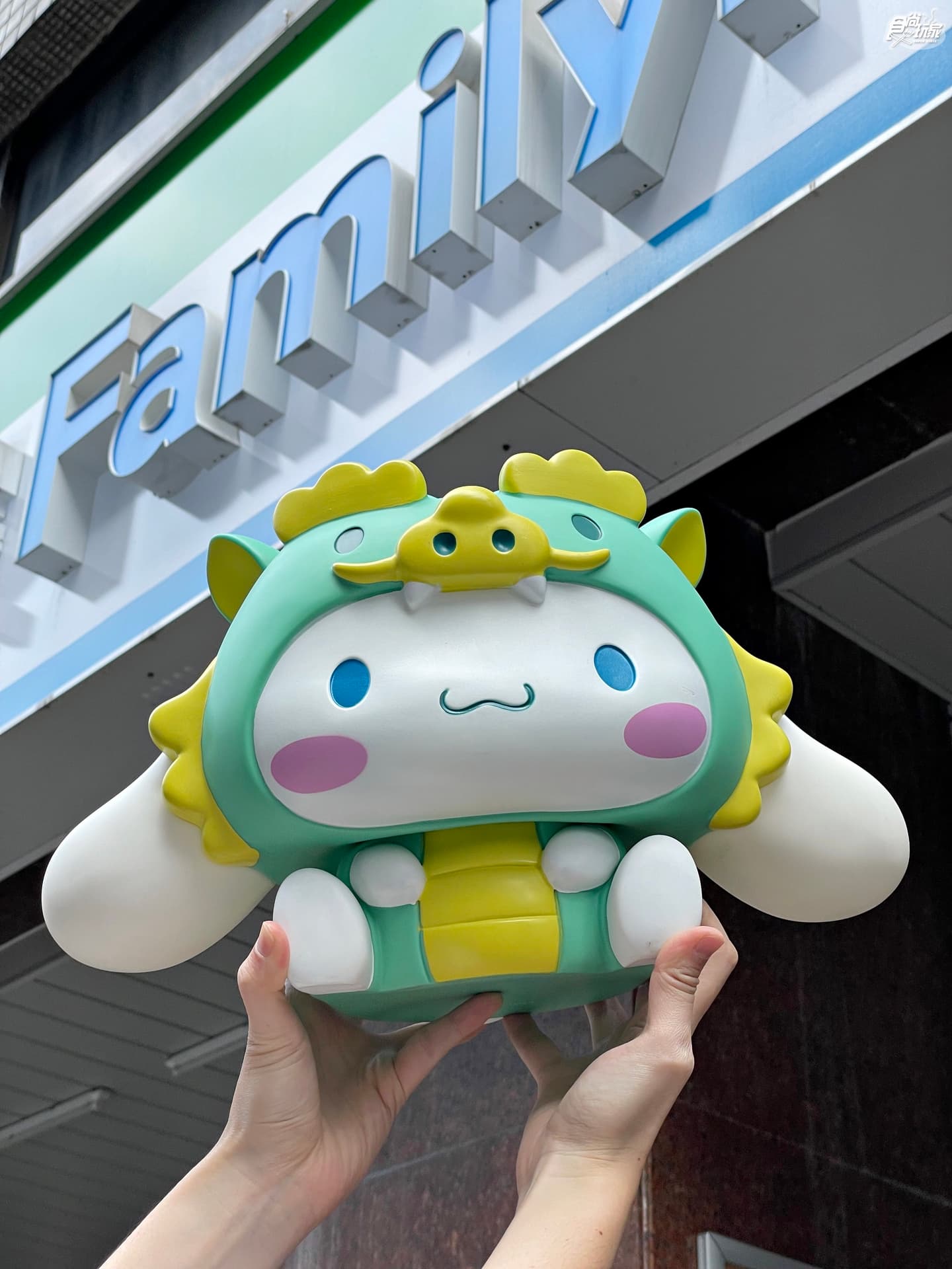 全家超Q卡通龍年禮盒！超巨大耳狗、KITTY拍拍燈、恐龍兔兔P助199元起入手