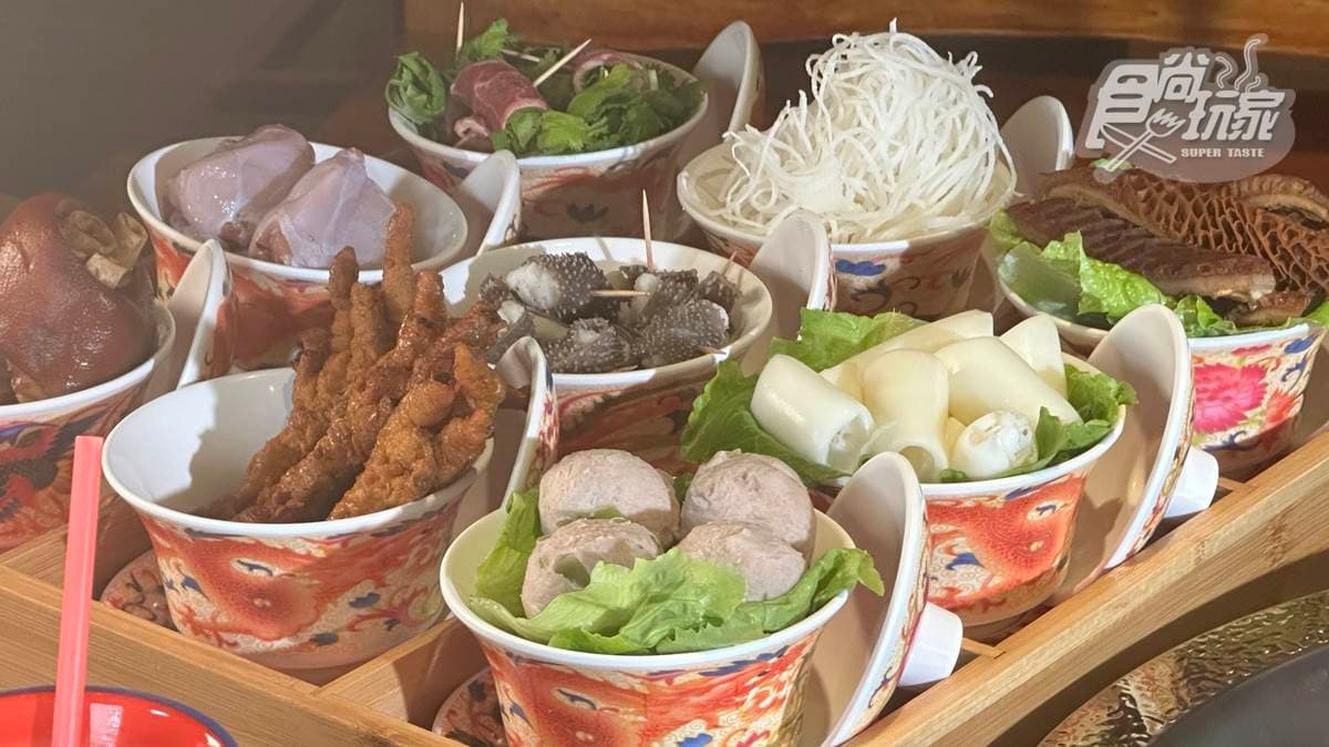 這裡的火鍋料有許多台灣少見的食材，像是黃喉、美蛙、萵苣筍、芍粉等。
