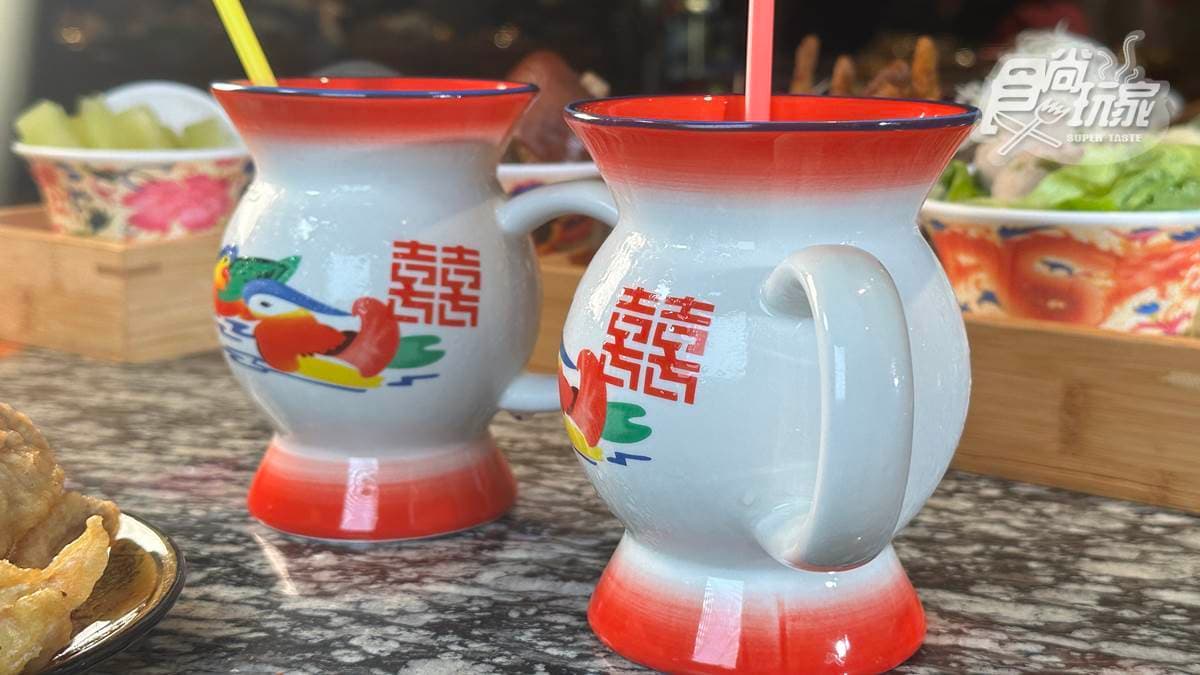 店家融合川渝文化蓋碗喝茶的特色，連茶杯和碗都很特別。