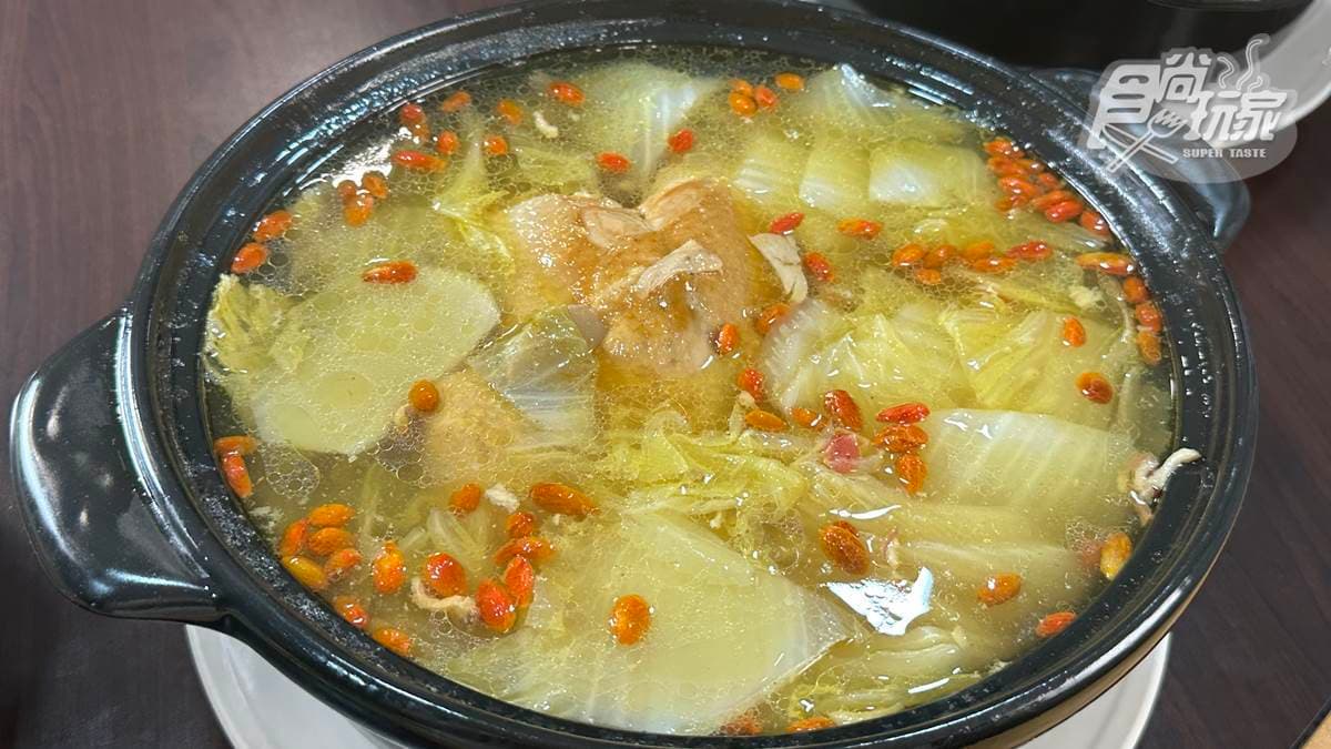 「砂鍋雞湯」湯頭清甜會回甘，還可以加入白菜一起燉煮。