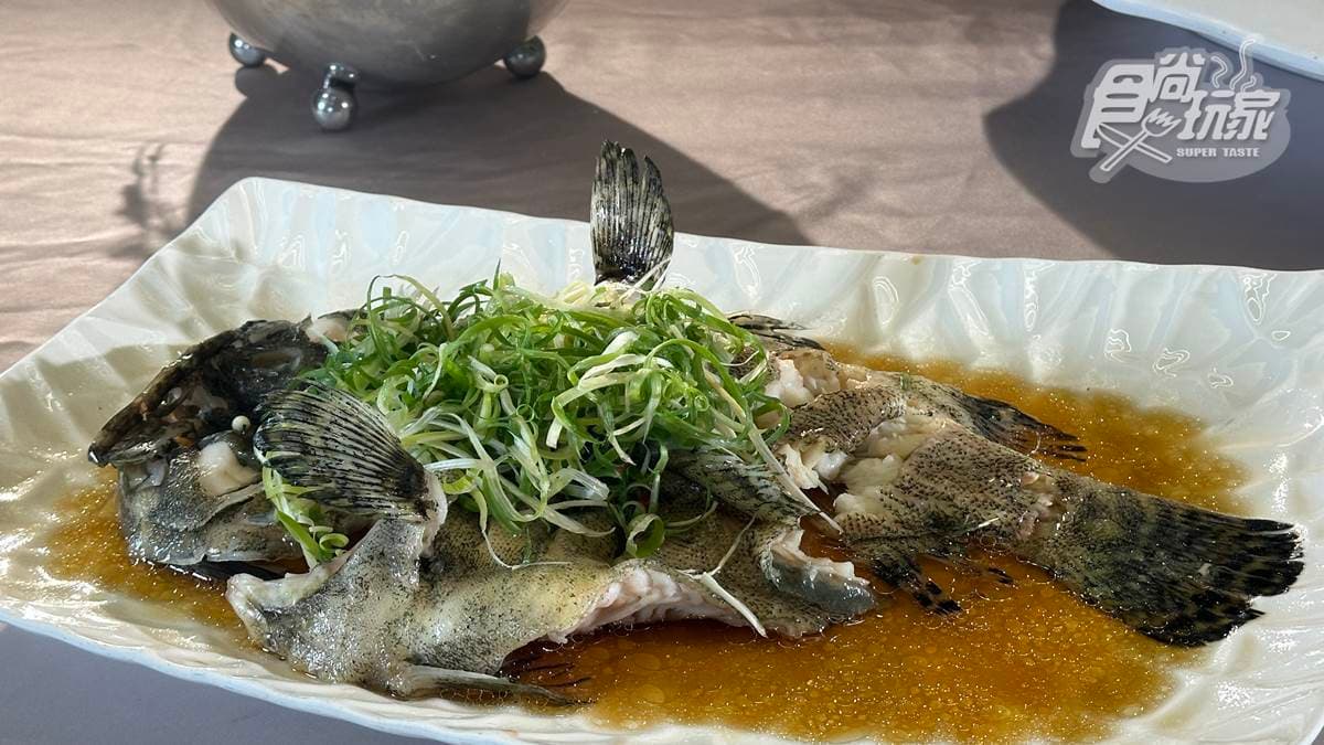 「甘露龍虎斑」魚肉軟嫩到輕輕一撥就分離。