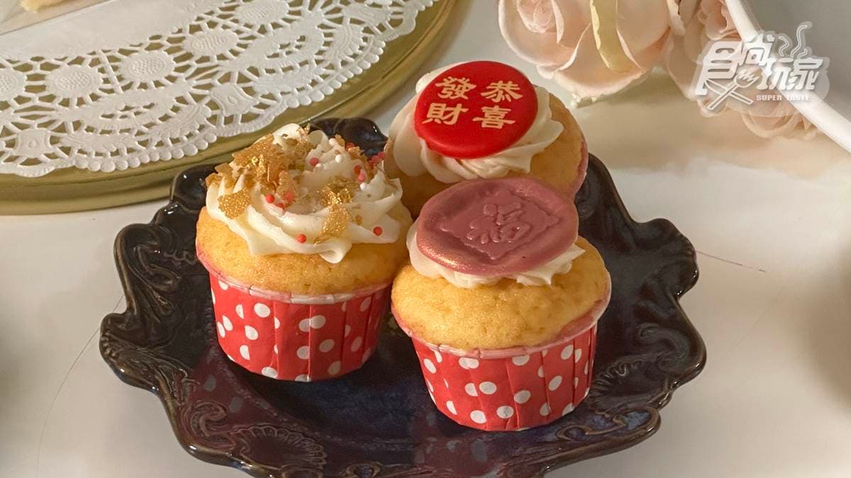 店家特別推出多款過年限定的甜點，每樣外型都做得很精緻。