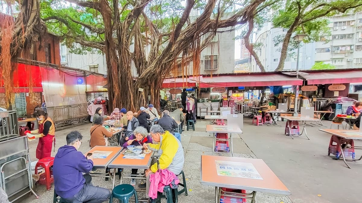 用餐的地方在攤位後面，也就是慈聖宮前的空地，每個店家都有自己的座位區。（圖片來源：小佳的幻想世界）