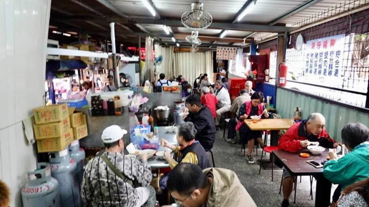 店家原本在後方廟埕廣場有幾張桌子，後來幾乎都換到攤位後方的棚子下。（圖片來源：貓大爺部落格）