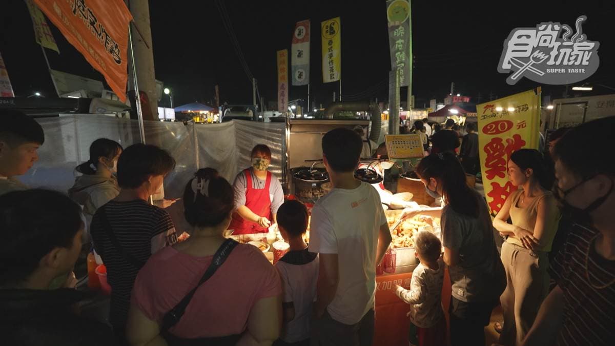 「正台味脆皮炸雞」是夜市的超人氣排隊美食。