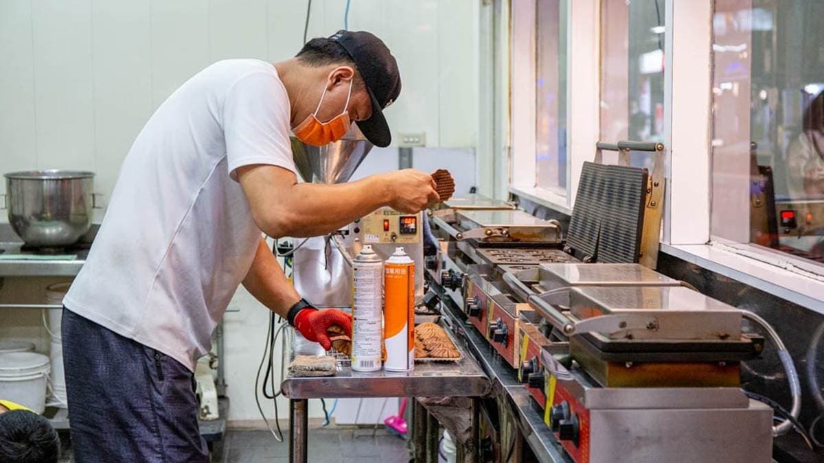 可以看到老闆正在製作「芙琳卡」的身影。（圖片來源：愛伯特吃喝玩樂全記錄）