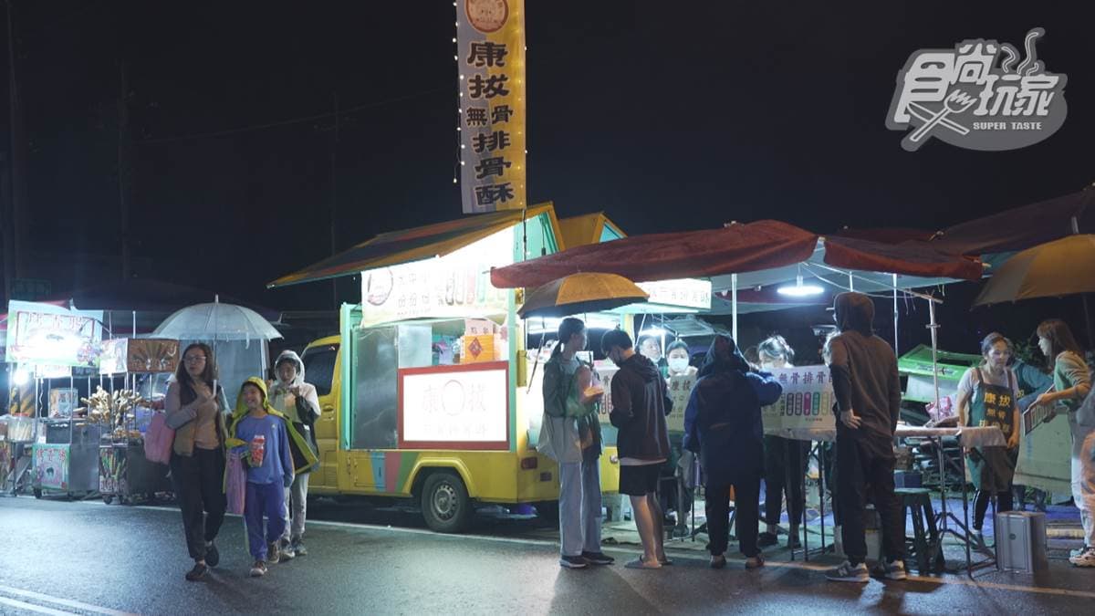「康拔無骨排骨酥」位於清溝夜市內，黃色攤車很顯眼。