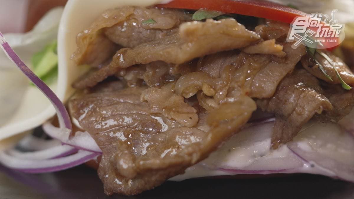 「義式起司燒肉刈包」吃起來也很過癮。