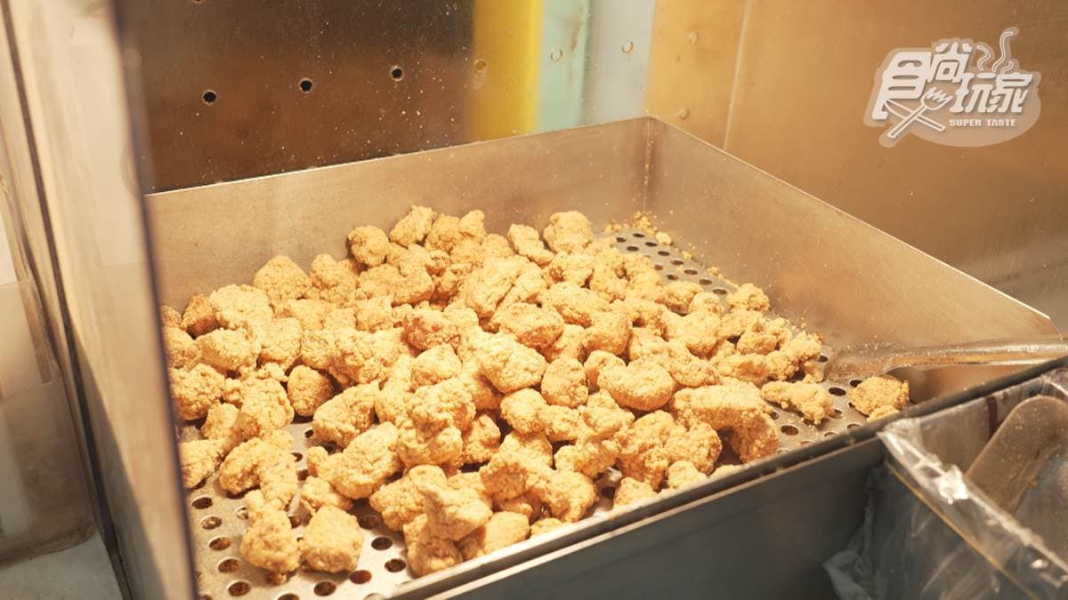 主打現點現炸、沒有骨頭的排骨酥。
