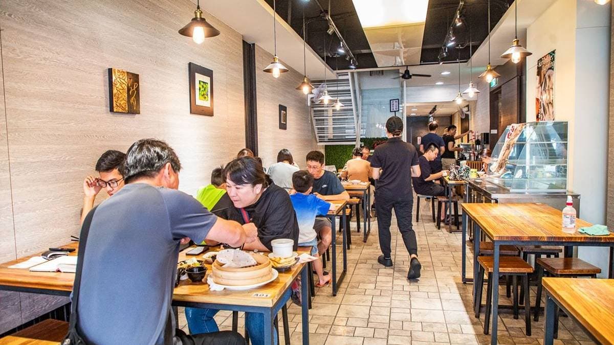 座位區有２個店面，用餐時間來絕對都是滿的。（圖片來源：大手牽小手。玩樂趣）