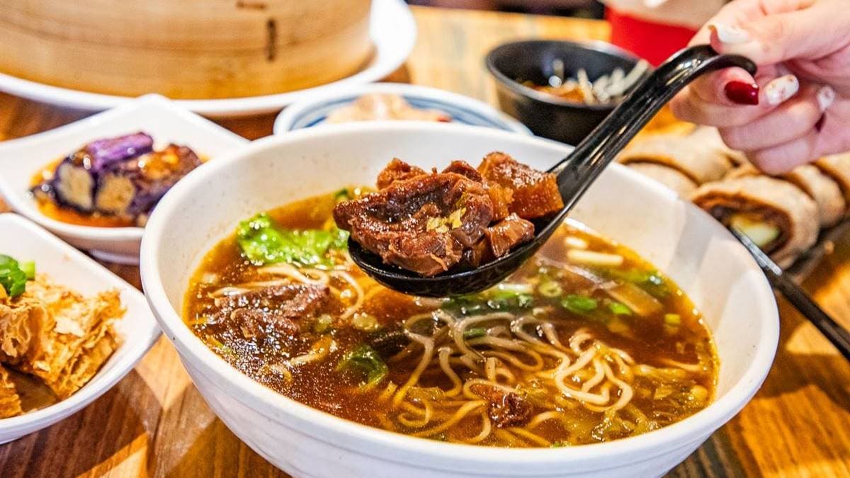 「牛肉麵」帶筋牛肉軟嫩不乾柴，紅燒湯頭香氣十足。（圖片來源：大手牽小手。玩樂趣）