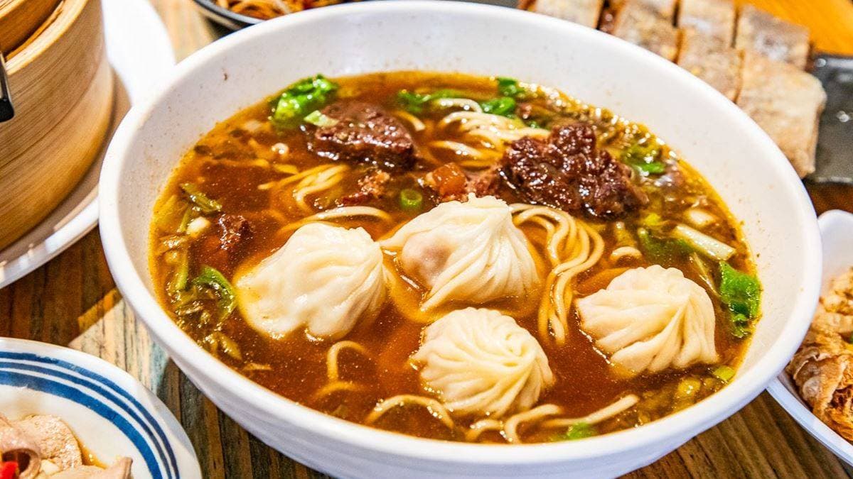 這裡還有鄉民發明的獨特吃法，就是將小籠湯包加進牛肉麵一起吃！（圖片來源：大手牽小手。玩樂趣）