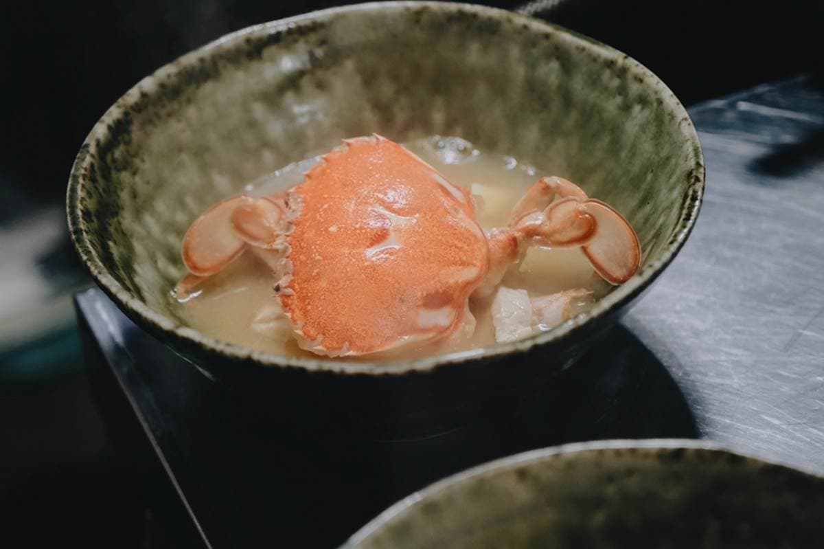 整隻螃蟹味噌湯50元!「高CP值壽司店」藏台北市場,必嘗7種配料海鮮丼 整隻螃蟹味噌湯50元!「高CP值壽司店」藏台北市場,必嘗7種配料海鮮丼