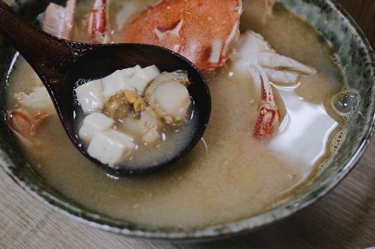 整隻螃蟹味噌湯50元!「高CP值壽司店」藏台北市場,必嘗7種配料海鮮丼 整隻螃蟹味噌湯50元!「高CP值壽司店」藏台北市場,必嘗7種配料海鮮丼
