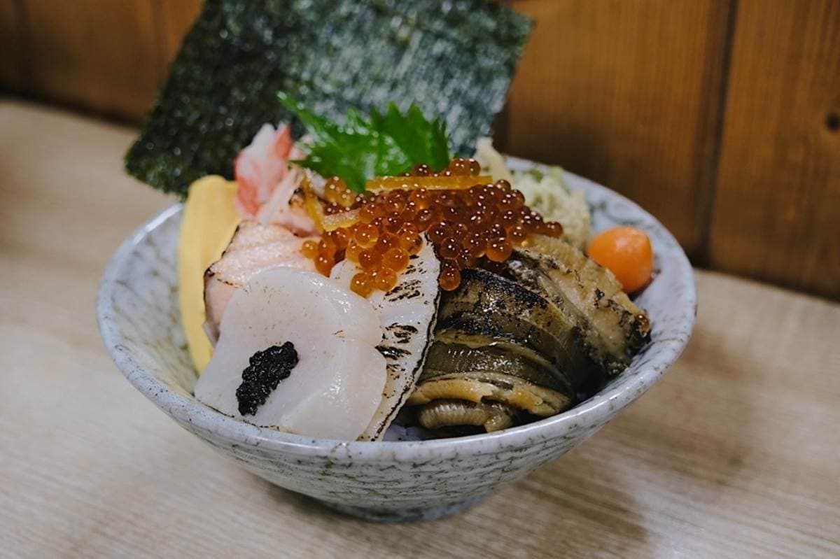 整隻螃蟹味噌湯50元!「高CP值壽司店」藏台北市場,必嘗7種配料海鮮丼 整隻螃蟹味噌湯50元!「高CP值壽司店」藏台北市場,必嘗7種配料海鮮丼