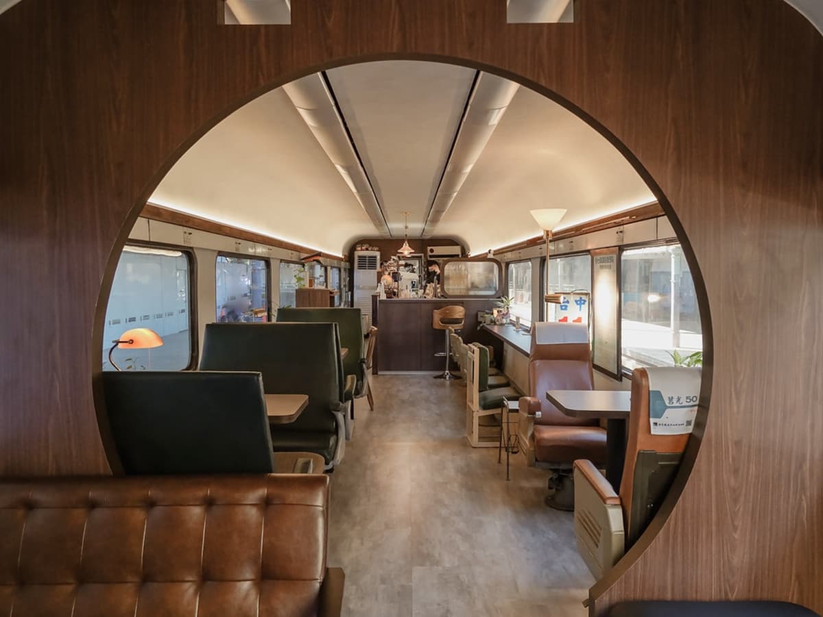 【新開店】試營運就暴紅！退役自強號車廂變復古餐廳，打卡圓拱隔間、火車坐椅