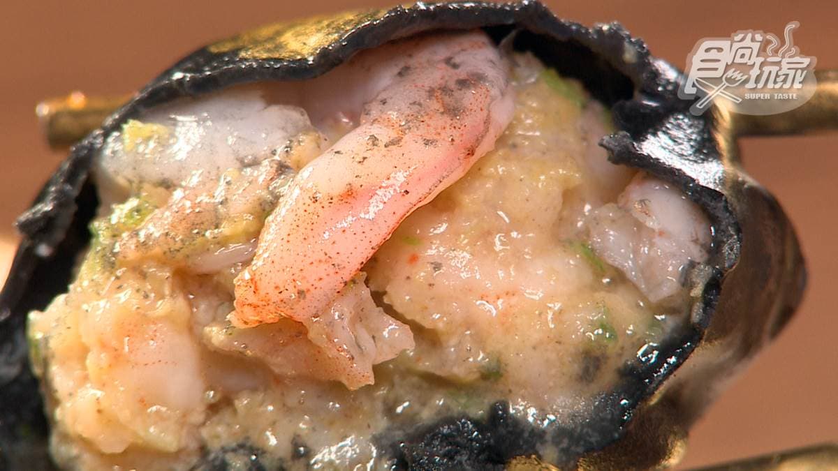 「黑金海老脆皮生煎」的蝦味不僅很濃，還很鮮甜。