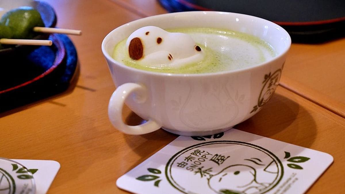 「熱抹茶拿鐵」裡會擺入史奴比棉花糖，還附上超可愛杯墊。（圖片來源：MARUKO與美食有個約會）