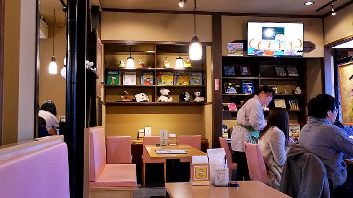 史努比茶屋的用餐環境，被滿滿的史努比包圍。（圖片來源：MARUKO與美食有個約會）