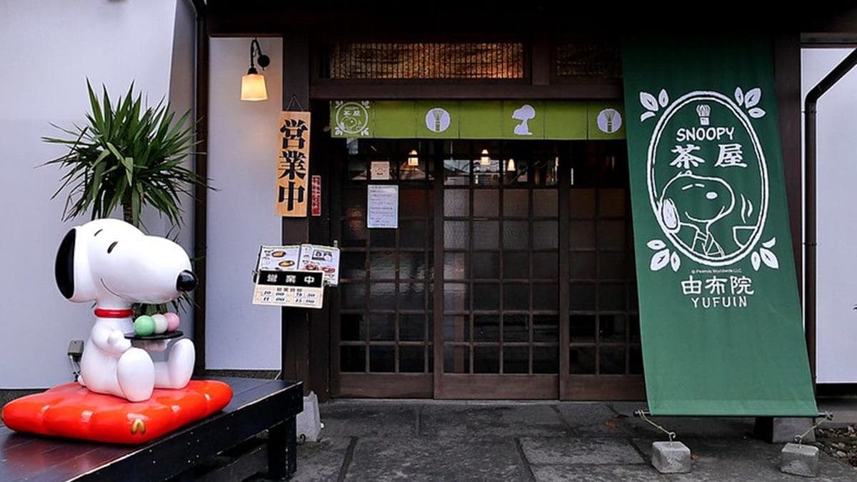 全日本第一家「史努比茶屋」，就位在由布院湯之坪街道上。（圖片來源：MARUKO與美食有個約會）