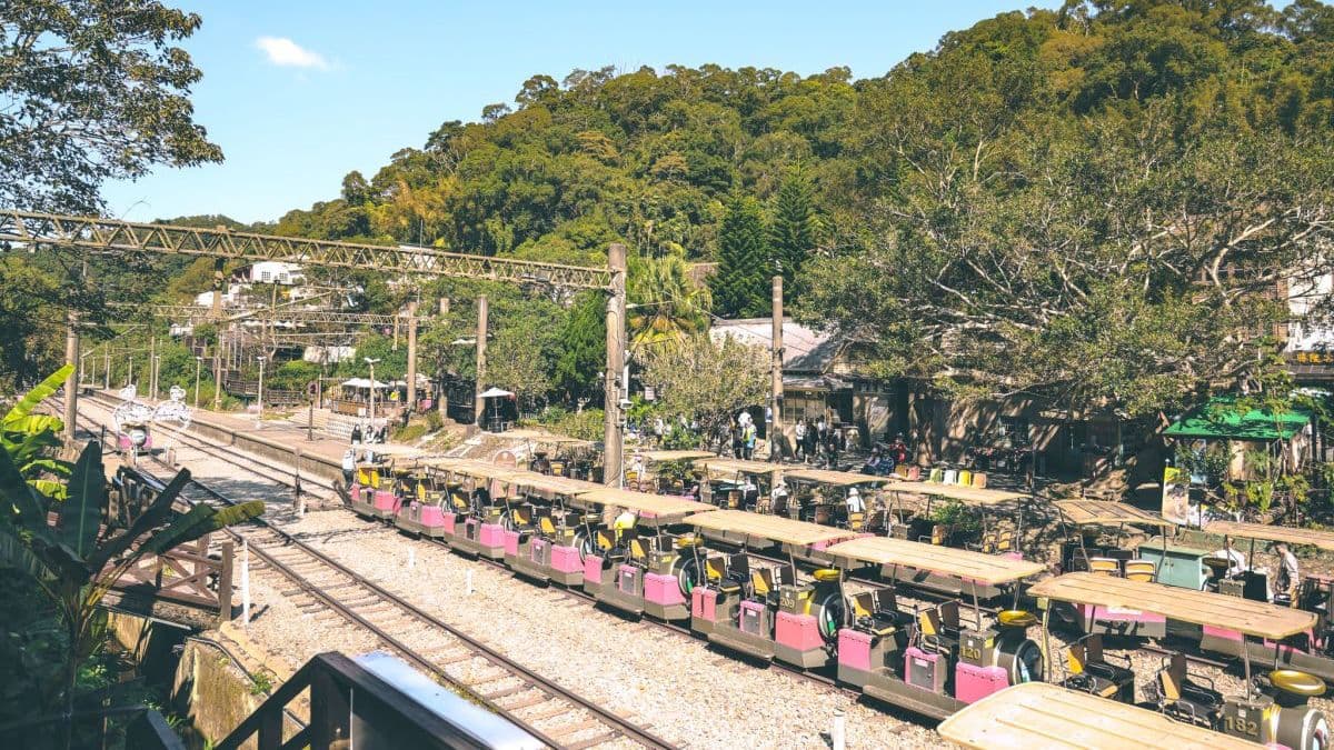 在這不僅可以打卡拍美照、欣賞鐵道景致，不時還會有小火車經過呢！（圖片來源：黑皮的旅遊筆記）
