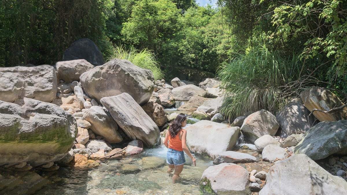 水深稍微深一點，幾乎站著就能泡半身。（圖片來源：焦糖熱一點）