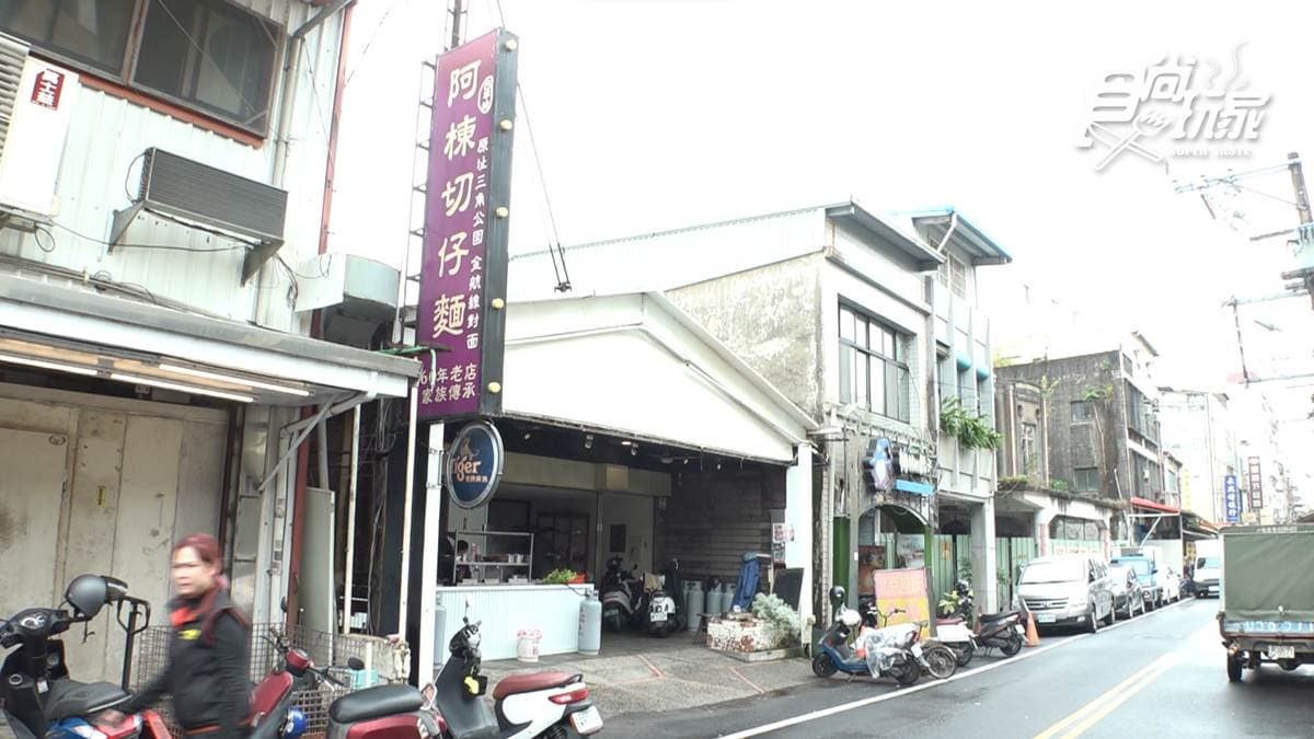 店家位於市場附近，開業至今已有六十多年。