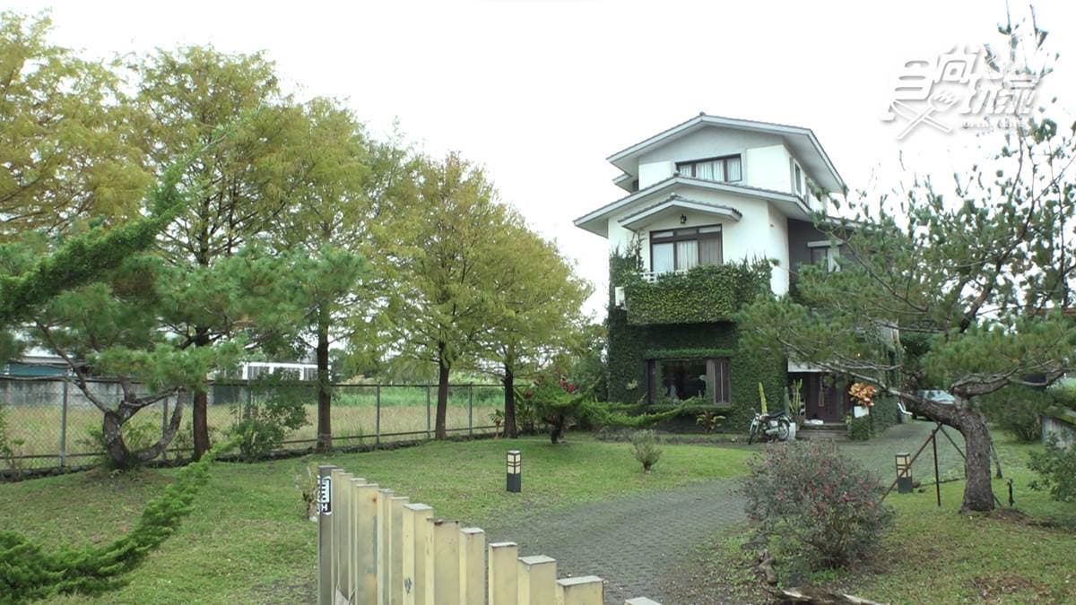 這裡結合民宿和咖啡廳，建築外觀布滿藤蔓相當吸睛。