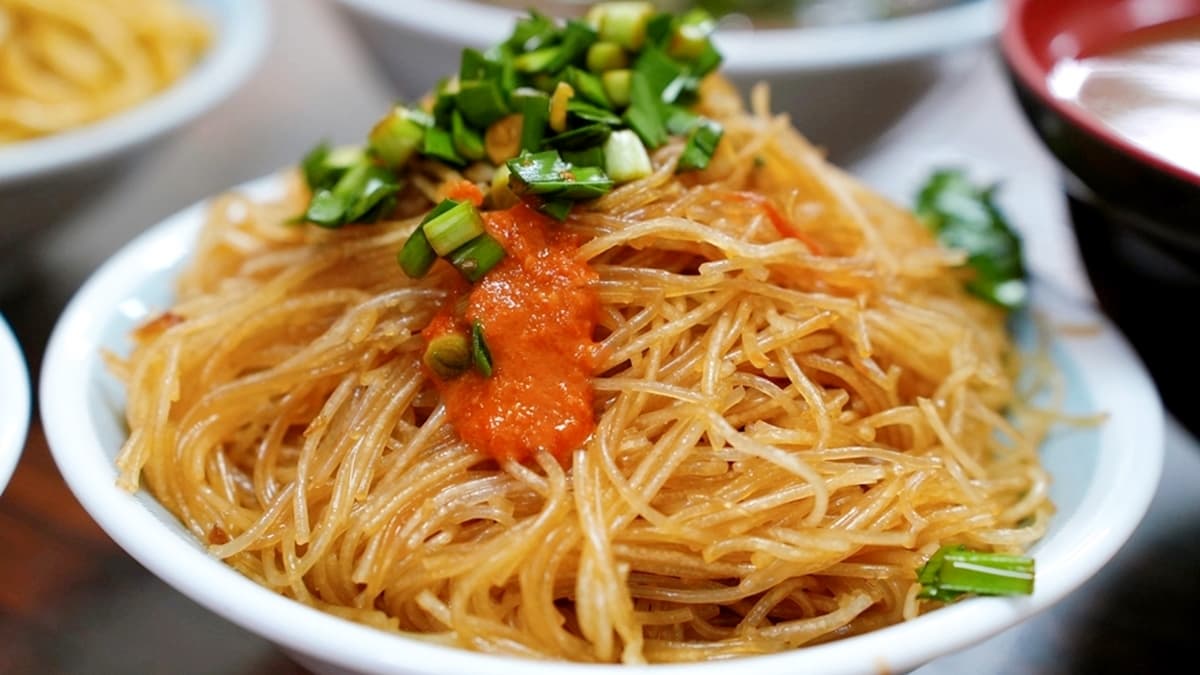 「炒米粉」也是店家的招牌，而且還可以加碼點炒麵加米粉的綜合口味。（圖片來源：瑋瑋美食萬歲）