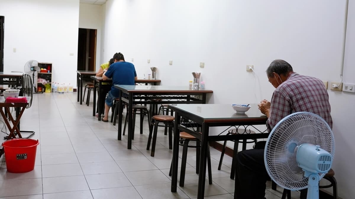 店內座位數還滿多的，餐點主要販售糯米飯、炒麵、炒米粉、湯類。（圖片來源：瑋瑋美食萬歲）