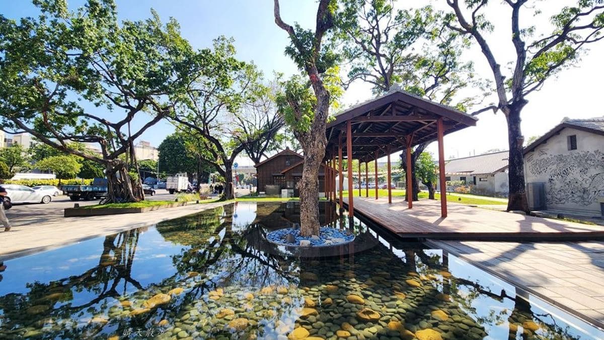 國家漫畫博物館的鏡湖讓人驚豔，水面波光粼粼超好拍。（圖片來源：晴天散步）