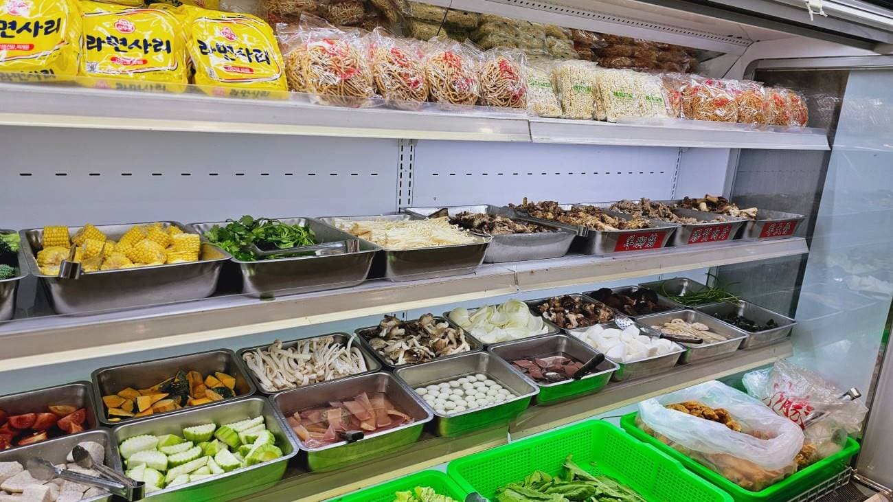 自助吧食材豐富，肉類、海鮮、蔬菜、各式火鍋料都有多種選擇。（圖片來源：Yuki‘s Life）