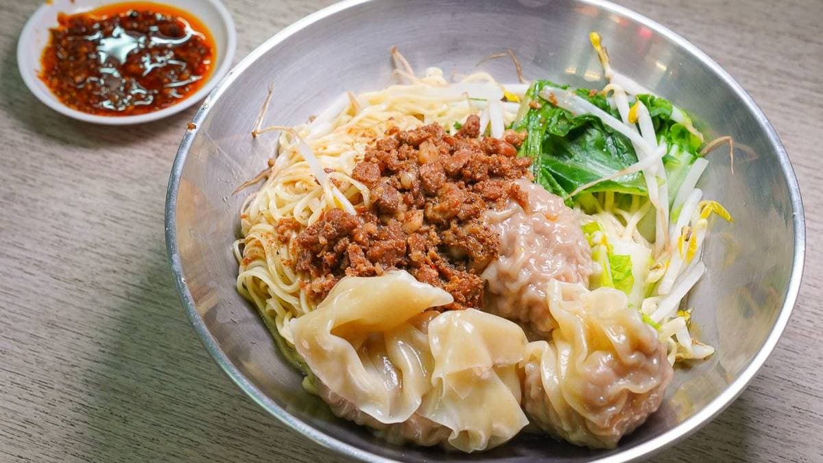 想吃飽一點也可以點餛飩麵，陽春麵拌入肉燥還滿香的。（圖片來源：美食好芃友）