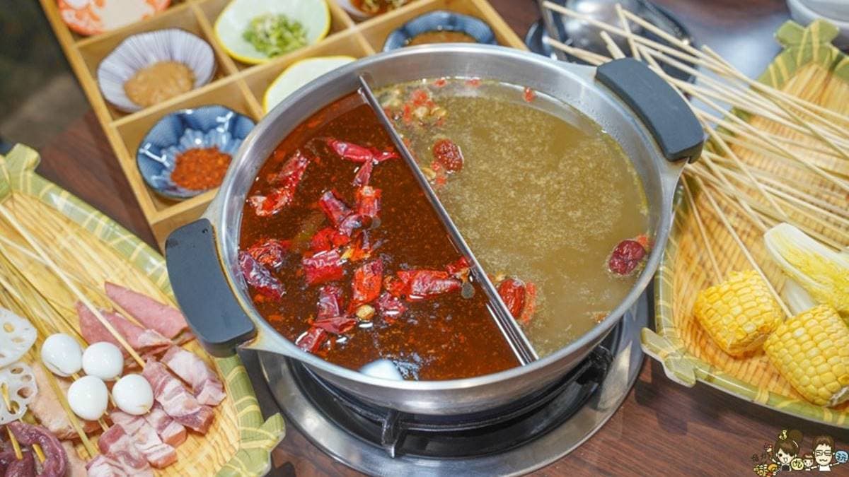 湯底推薦重慶麻辣、胡椒豬肚，可點單一口味，也可做成鴛鴦鍋。（圖片來源：跟著尼力吃喝玩樂）