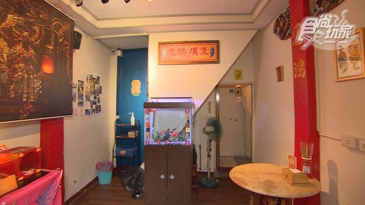 老闆希望可以結合宮廟和自己愛吃的食物，因此店內可以看到宮廟的元素。