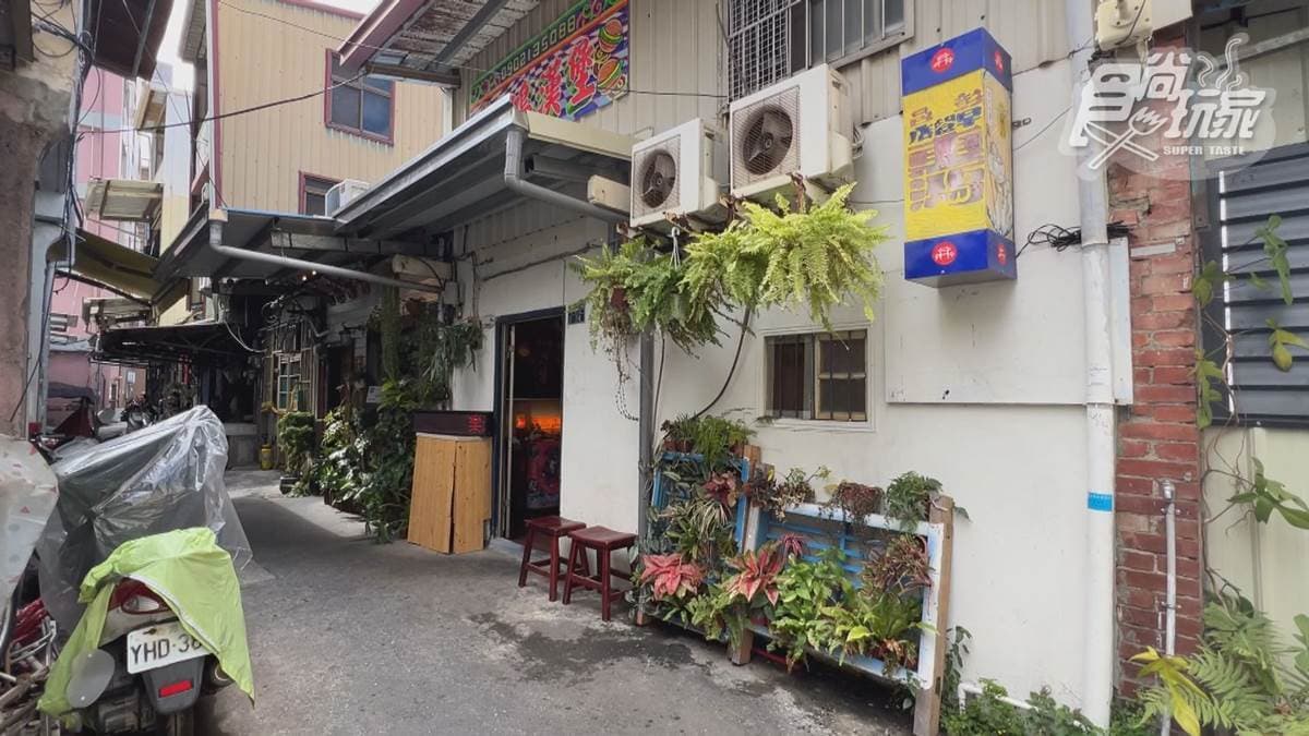「惠鴻」位在彰化縣彰化市的巷弄內。