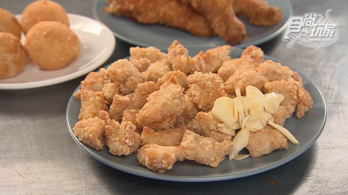「蒜蒜雞（大）」搭配生蒜一起吃很夠味。