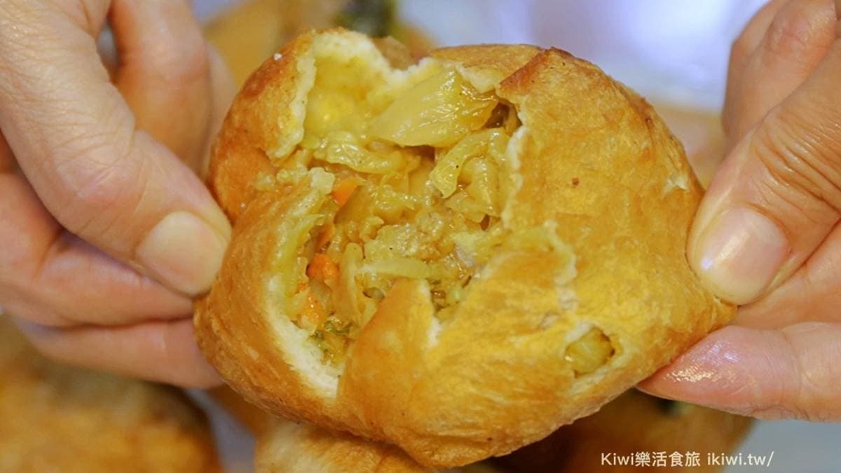 咖哩包內餡結合高麗菜與蘿蔔絲，還有些許的咖哩醬汁。（圖片來源：Kiwi樂活食旅）
