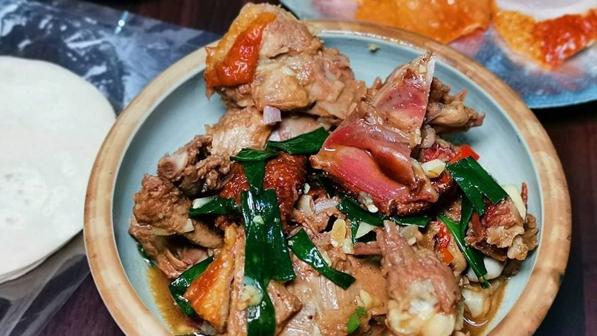 炒鴨肉一定要多買幾碗飯來配，白飯淋上醬汁超唰嘴。（圖片來源：熱血玩台南。跳躍新世界）