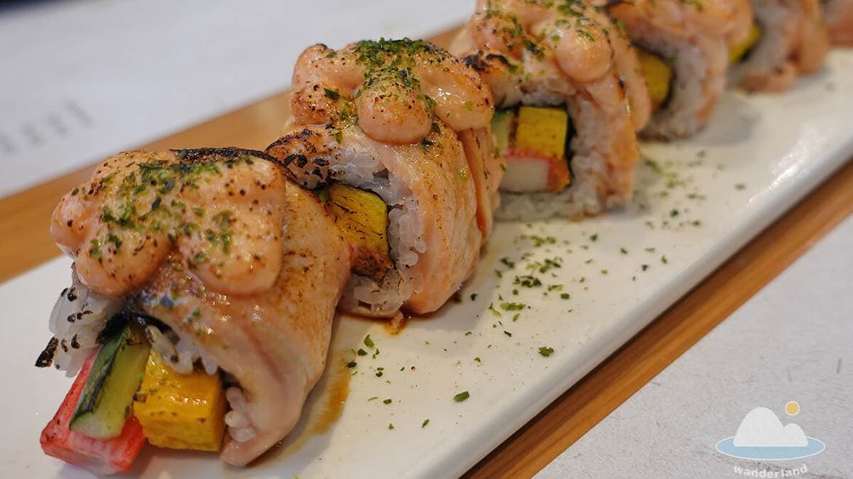 「明太子鮭魚捲壽司」有滿滿的配料，上層還擠上美乃滋。（圖片來源：灣島生活 Wanderland）