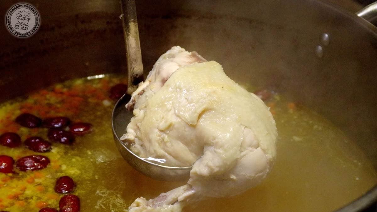內用還可以喝藥膳雞骨湯喝到飽。（圖片來源：艾斯的美食視界）