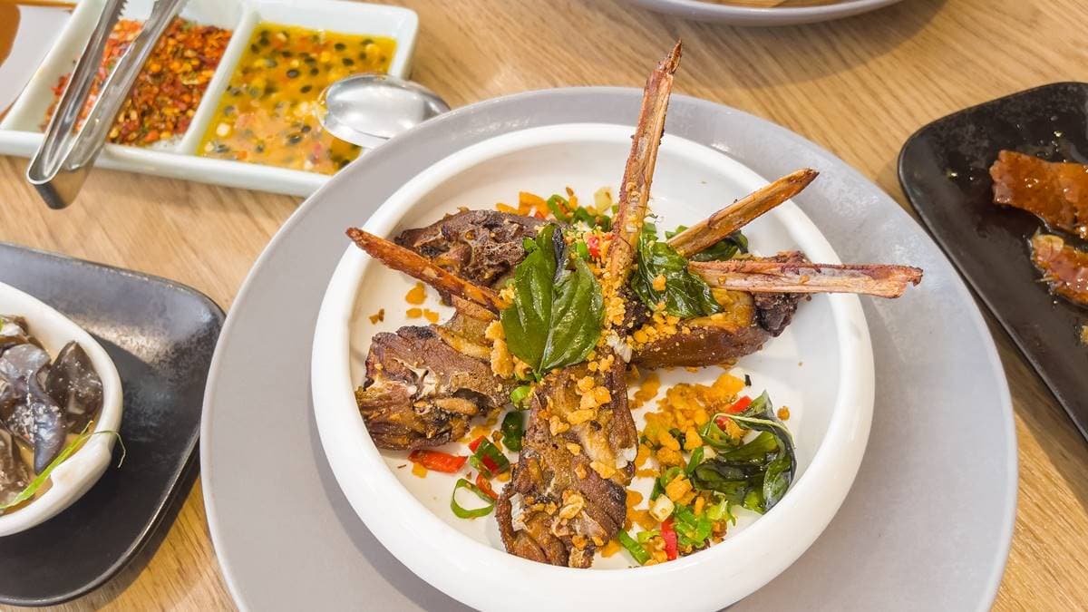 獨門料理「蒜酥鴨下巴」香酥脆口很唰嘴。（圖片來源：小佳的幻想世界）  
